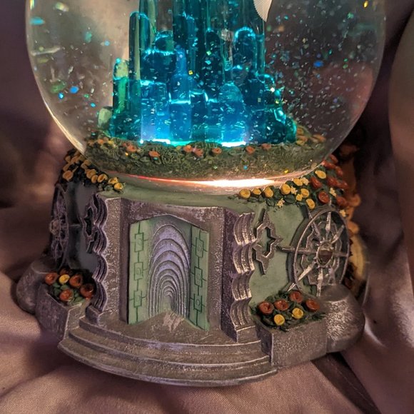 Wizard of Oz Snow globe, lighted, music box - Picture 2 of 4